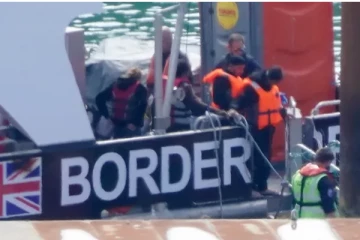 பிரித்தானியாவுக்கு படகில் புறப்பட்ட புலம்பெயர்வோரை தண்ணீரில் தூக்கி வீசிய கடத்தல்காரன்