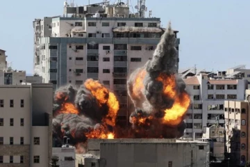 வெளிநாடொன்றில் இடிந்து தரை மட்டமான 12 மாடி கோபுர கட்டிடம்! பதைபதைக்கும் சம்பவம்