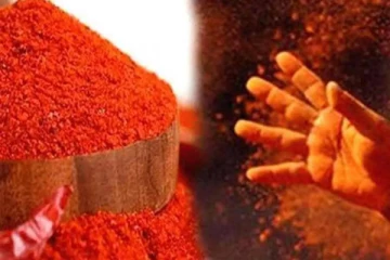 கணவனின் முகத்தில் மிளகாய் பொடியை தூவி மனைவியும் மகளும் செய்த சம்பவம்