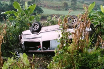 රියැලටි වැඩසටහනකට ගිය තරුණියක් සහ තරුණයන් පිරිසක් අඩි 50ක ප්‍රපාතයකට වැටෙයි.