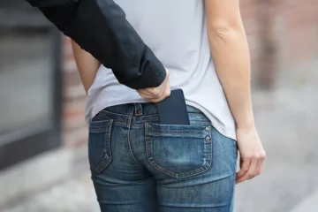 திருடனுக்காக வாதாடிய வழக்கறிஞர் - வக்கீல் பீஸ் கொடுக்க வழக்கறிஞரிடமே திருட்டு