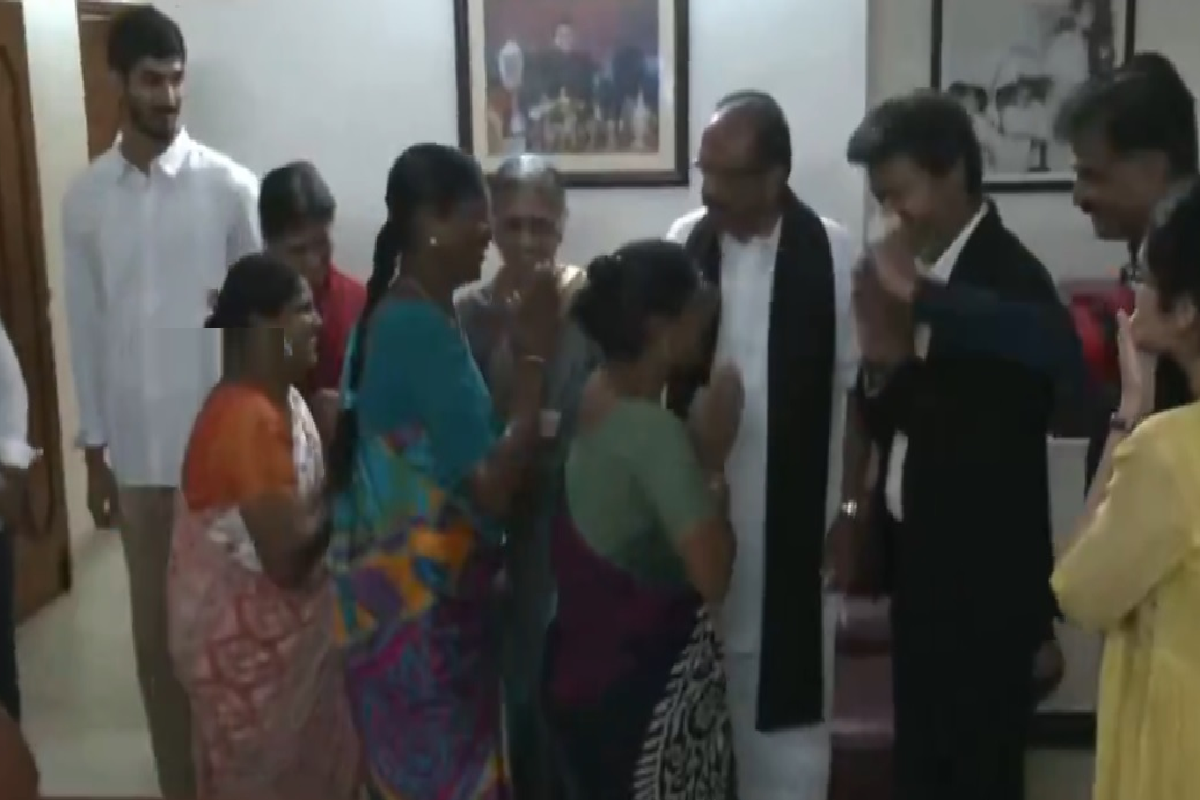 அன்று அறிஞர் அண்ணா இன்று இவர்... வைகோவின் வீட்டில் விஜய்யின் காலில் விழுந்த பெண் ; பூரிப்பில் செய்த செயல் | Then It Was Arignar Anna Today It Is Him