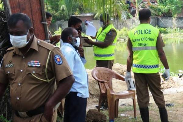 பொலிஸாரின் அதிரடி நடவடிக்கை ; இரத்தினக்கல் அகழ்வில் ஈடுபட்டிருந்த இருவர் கைது | Two Arrested For Gem Mining Police Action