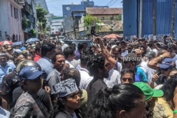 ரணில் வழக்கு விசாரணையில் ; வீதியில் ஒன்று கூடியவர்களுக்கு ஏற்பட்டுள்ள பெரும் சிக்கல்