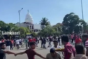 கொழும்பில் மாபெரும் போராட்டம்! கண்ணீர்ப்புகை மற்றும் நீர்த்தாரைப் பிரயோகம்(Video)