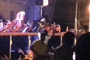 ගායක ගායිකාවන් නැතිවු සංගීත ප්රසංගය - ස්ටේජ් එකට පැන කුපිත වු රසිකයන්ම ගී ගයයි - දැඩි උණුසුම්කාරී තත්ත්වයක්..(VIDEO)