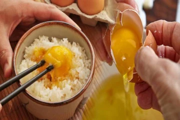 சமைக்காமல் முட்டை சாப்பிட்டால் இவ்வளவு ஆபத்துகளா? இத தவறியும் செய்யாதீங்க