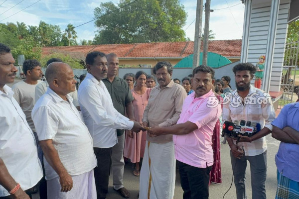 முல்லைத்தீவு குமுழமுனை மகா வித்தியாலயத்துக்கு முன் பாரிய ஆர்ப்பாட்டம் | Massive Protest In Front Of Kumulamunai Vidyalaya