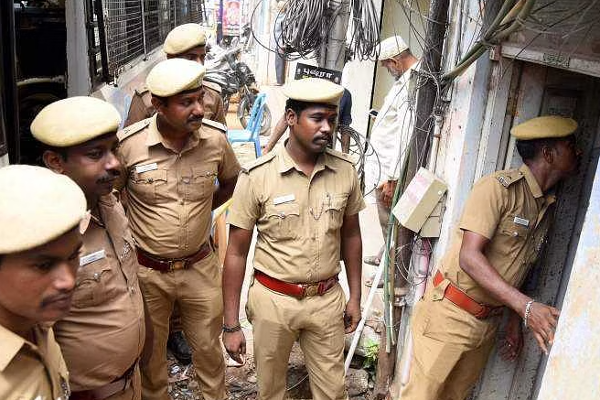 கத்தி முனையில் இளம்பெண்ணிடம் வன்புணர்வு; 2 பேரிடம் பொலிசார் விசாரணை! | Rape Of Young Woman Police Of 2 People