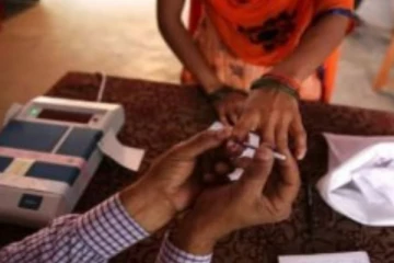 "வாக்குக்கு காசு கொடுத்து ஏமாறாதீர்கள்": மக்கள் வைத்த வினோத பேனர்