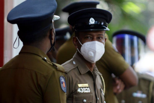 வெளிநாட்டிலுள்ள தங்கை பணம் அனுப்பவில்லை; தாயை வயோதிபர் இல்லத்தில் சேர்க்க முனைந்த யாழ் அரச அதிகாரி! | Mother In Old Age Home