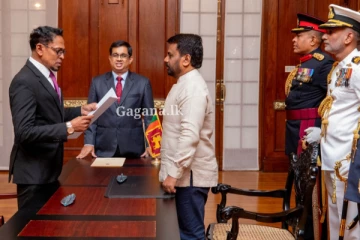 රජයේ නව පත් කිරීමක්.. ජනපති ඉදිරියේ දිව්රුම් දෙයි..(PHOTOS)