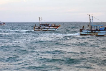 எல்லை தாண்டி மீன் பிடித்ததாக 12 தமிழக மீனவர்கள் கைது - இலங்கை கடற்படை நடவடிக்கை