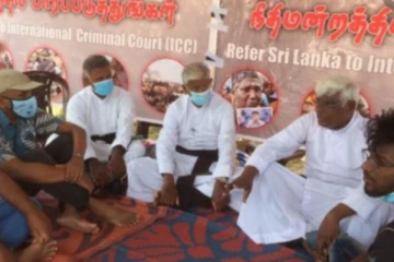 சர்வதேச நீதி கோரும் தொடர் போராட்ட களத்திற்கு சென்ற அருட்தந்தை மற்றும் மனித உரிமை ஆவலர்கள்!