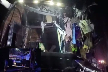 லாரி மீது தனியார் பேருந்து மோதி விபத்து - பயணிகள் 2 பேர் உயிரிழப்பு