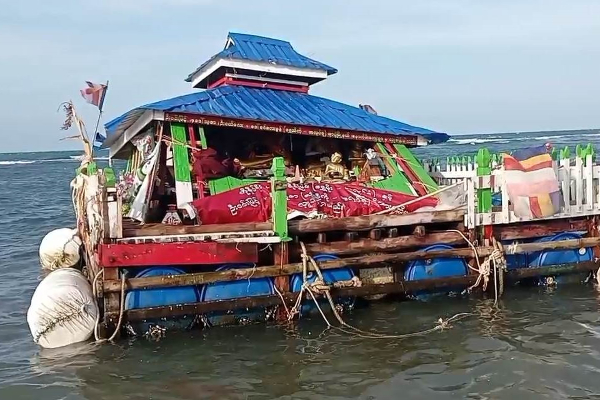 புத்தருடன் கரையொதுங்கிய தெப்பத்தால் பரபரப்பு! (Photos) | A Boat With Buddha On The Shore Caused Excitement