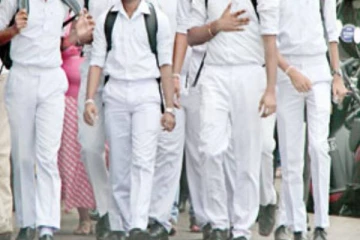 பாடசாலையில் மாணவர்களுக்கு இடையே ஏற்பட்ட மோதல்: மூவர் வைத்தியசாலையில்