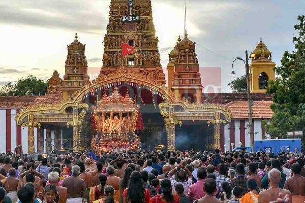நல்லூர்  கந்தசுவாமி ஆலய வீதியில் சிலரின் முகம் சுழிக்கவைக்கும் செயல்! | Nallur Kandaswamy Temple Road Dust Bin
