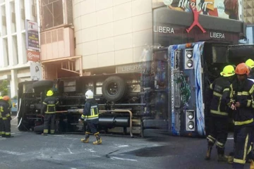 கொழும்பில் அதிகாலையில் இடம்பெற்ற பயணிகள் பேருந்து விபத்து - பெண்கள் உட்பட 7 பேர் காயம் (Video)