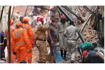 டெல்லியில் 4 மாடி கட்டிடம் இடிந்து விழுந்து விபத்து - 3 பேர் பலி