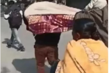 40கிலோ மீட்டர் தாயின் உடலை சுமந்து சென்ற மகன் - திடுக்கிடும் வீடியோ!