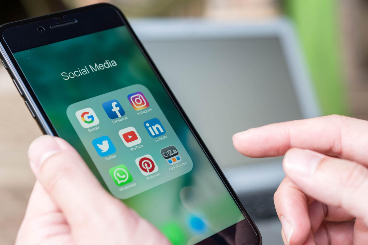 யாழில் பாடசாலை மாணவர்களின் மோசமான செயல்; மாணவிகள் ஆசிரியைகளின் ஆபாச படங்கள் | Egregious Misconduct By School Students In Jaffna