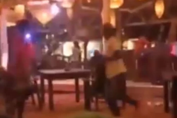 මෙරට ප්‍රධාන නගරයක හෝටලයකට ප‍්‍රහාරයක්..(VIDEO)