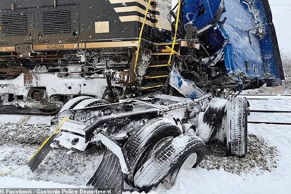 பனிப்புயலில் சிக்கிய பல மாகாணங்கள்... போர்க்களமான சாலைகள்: 35 மில்லியன் மக்கள் பாதிப்பு | Snow Cyclone Wreaks Carnage