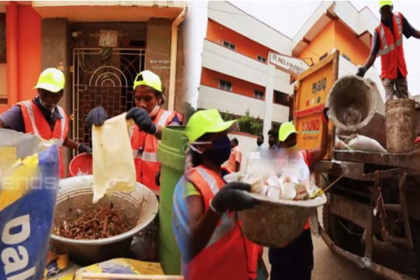 கொரோனா காலத்தில் கடவுளாக மாறிய துப்புறவு தொழிலாளர்கள்! தற்போதைய கண்ணீர் கதை என்ன? | Life Of Chennai Sanitation Workers Viral Video
