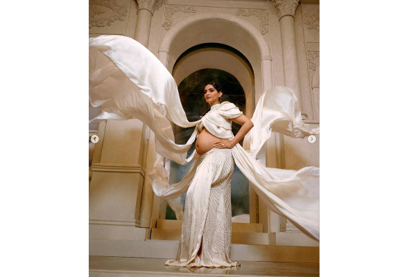 வளைகாப்புக்கு வந்தவர்களுக்கு அதிர்ச்சியளிக்கும் பரிசை கொடுத்த சோனம் கபூர் - வைரல் புகைப்படம் | Actress Sonam Kapoor Baby Shower Function Gift