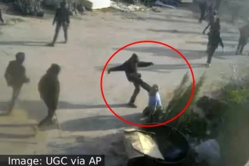 முகமூடி அணிந்த இஸ்ரேலிய குடியேறிகள்: பாலஸ்தீன முதியவர் மீது கொடூர தாக்குதல்: அதிர்ச்சி காணொளி