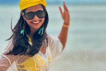 நடிகை கீர்த்தி பாண்டியன் பிகினியில் வேற லெவல் கிளாமர்