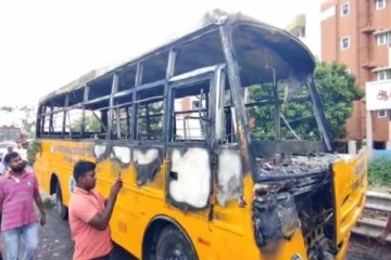 நடுரோட்டில்  சென்ற கல்லுாரி பேருந்தில் தீ - அதிர்ஷ்டவசமாக உயிர் தப்பிய மாணவர்கள்..!