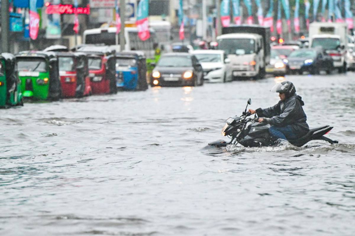 வங்காள விரிகுடாவை நோக்கி நகரும் காற்றழுத்த தாழ்வுநிலை..! கனமான மழை பெய்ய வாய்ப்பு | Today Sri Lanka Climate Now