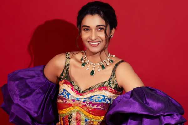 ECR பங்களாவில் மீண்டும் காதலருடன் நடிகை பிரியா பவானி ஷங்கர்!! புகைப்படங்கள். | After Longtime Priya Bhavani Shankar Ecr Home