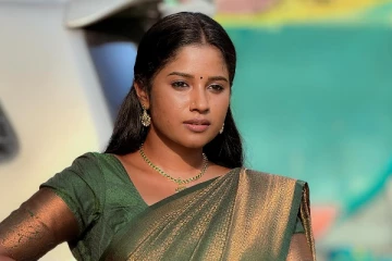 சுந்தரி சீரியல் நடிகையா இப்படி.. டைட் டி-சர்டில் வேற லெவல் போஸ்