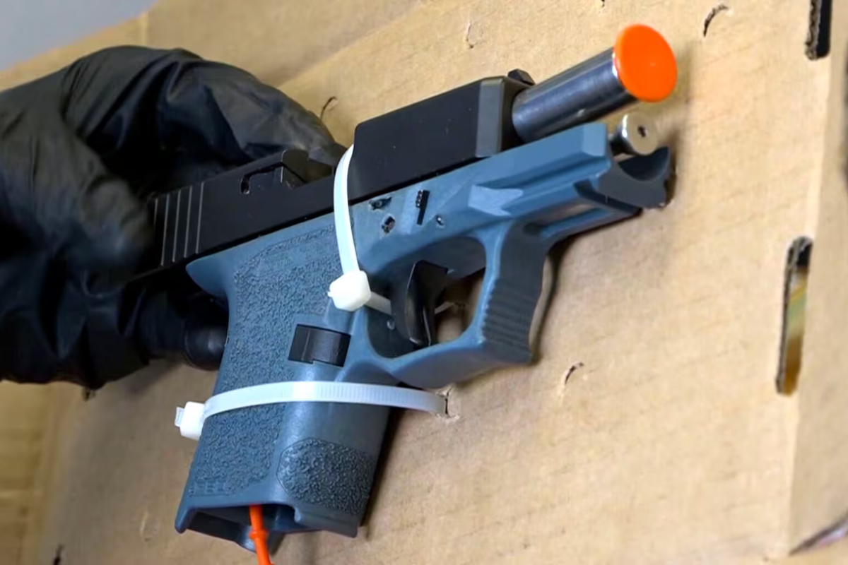 கனடாவில் சட்டவிரோத துப்பாக்கித் தயாரித்த இளைஞர் கைது | Fully Functioning Firearms Toronto Man Accused