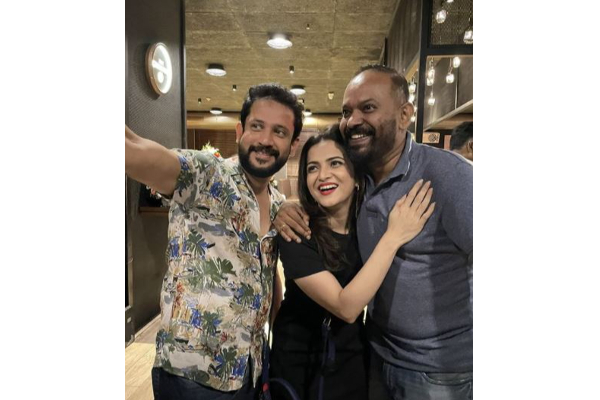 கோலாகலமாக நடந்த இயக்குனர் வெங்கட் பிரபுவின் பிறந்தநாள் கொண்டாட்டம்- கலக்கல் புகைப்படங்கள் | Venkat Prabhu Birthday Celebration