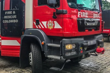 கொழும்பில் திடீரென தீப்பற்றி எரிந்த வாகனம்