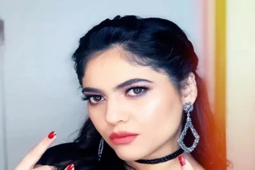 வெள்ளை நிற உடையில் தேவதை போல் மின்னும் பிக் பாஸ் நடிகை ஷெரின்.. அழகிய புகைப்படம் இதோ
