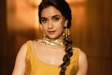 நடிகை கீர்த்தி சுரேஷின் கோல்ட்டன் டிரெஸ் போட்டோஷூட்.. இதோ..