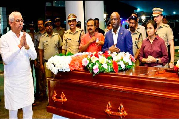சிகிச்சைக்காக இந்தியா சென்ற கென்யா முன்னாள் பிரதமர் மாரடைப்பால் மரணம் | Ex Kenya Pm Raila Odinga Dies In Kerala