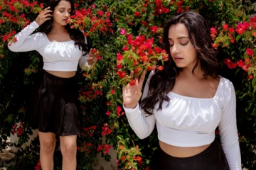 நடிகை அபர்ணதியா இது.. ஷார்ட் உடையில் கவர்ச்சி போஸ்