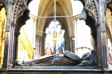 20 ஆண்டுகளுக்கு பின் திறக்கப்பட்ட அரச குடும்பத்தின் கல்லறைகள்