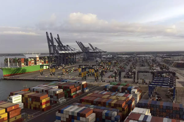இங்கிலாந்தில் துறைமுக தொழிலாளர்களின் அதிரடி முடிவு! | Action Decision Of Port Workers In England
