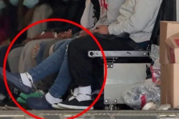 கை, கால்களில் விலங்குகளுடன் விமானத்தில் நாடுகடத்தல்; அடிமைகள்போல் நடத்துவதா?