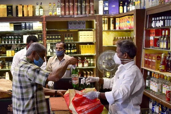 மதுபான கடைகளை முற்றுகையிட்ட குடிமகன்கள்! | Citizens Besieged Liquor Stores