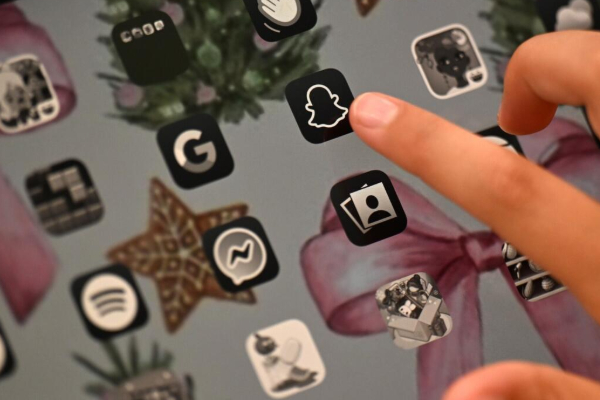 சமூக வலைதளங்கள் தொடர்பில் பிரான்ஸ் அரசின் அதிரடிச் சட்டம்! | France Bans Social Media For Kids Under 15