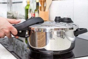 இந்த உணவுகளை தவறிக்கூட குக்கரில் சமைச்சிடாதீங்க: உயிருக்கே உலை வைக்கும்- ஜாக்கிரதை