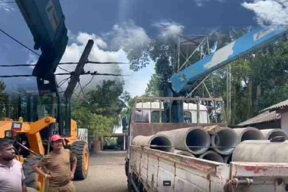 உயர் அழுத்த மின்கம்பியில் மோதிய லொறி ; காயங்களுடன் இருவர் வைத்தியசாலையில் | Truck Crashes Into High Voltage Power Line